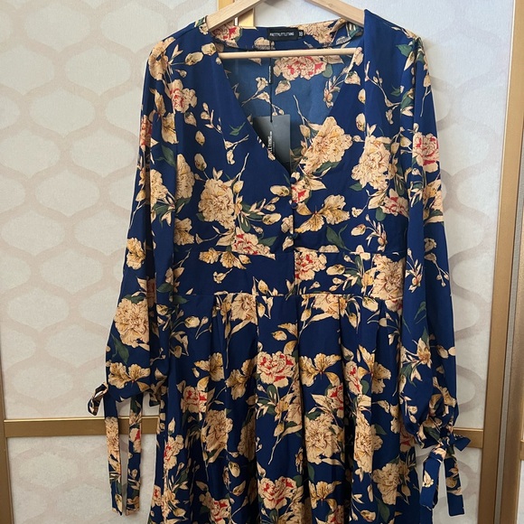 PRETTYLITTLETHING | Plus Blue Floral Button Detail Swing Dress - Picture 2 of 5